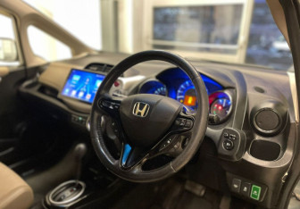 Подержанный автомобиль Honda Fit Shuttle 2012 года (7 фото)