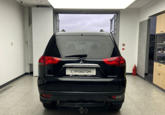 Подержанный автомобиль Mitsubishi Pajero Sport 2014 года (5 фото)