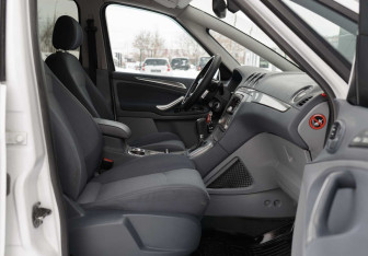 Подержанный автомобиль Ford S-MAX 2008 года (18 фото)