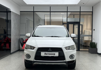 Подержанный автомобиль Mitsubishi Outlander 2012 года (2 фото)