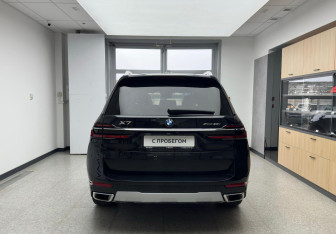 Подержанный автомобиль BMW X7 2023 года (4 фото)
