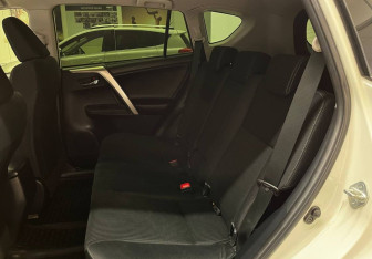 Подержанный автомобиль Toyota RAV4 2015 года (14 фото)