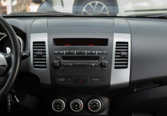 Подержанный автомобиль Mitsubishi Outlander 2008 года (14 фото)