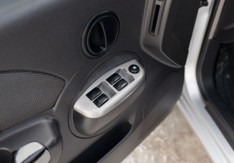 Подержанный автомобиль Chevrolet Aveo Hatchback 2006 года (17 фото)