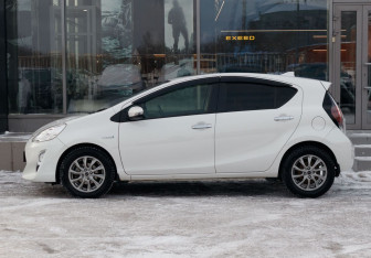 Подержанный автомобиль Toyota Aqua 2016 года (8 фото)