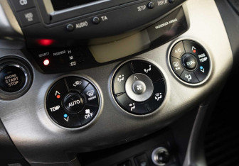 Подержанный автомобиль Toyota RAV4 2012 года (14 фото)