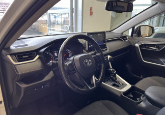 Подержанный автомобиль Toyota RAV4 2020 года (9 фото)