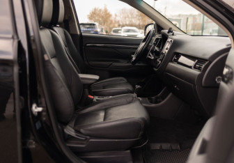 Подержанный автомобиль Mitsubishi Outlander 2015 года (20 фото)