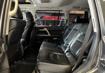 Подержанный автомобиль Toyota Land Cruiser Suv 2011 года (16 фото)