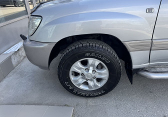 Подержанный автомобиль Toyota Land Cruiser Suv 2006 года (17 фото)
