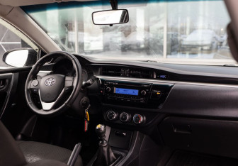 Подержанный автомобиль Toyota Corolla Sedan 2013 года (10 фото)