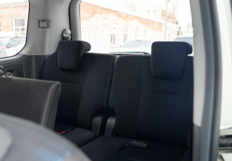 Подержанный автомобиль Toyota Voxy Minivan 2010 года (17 фото)