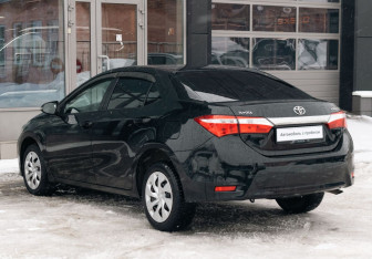 Подержанный автомобиль Toyota Corolla Sedan 2013 года (7 фото)