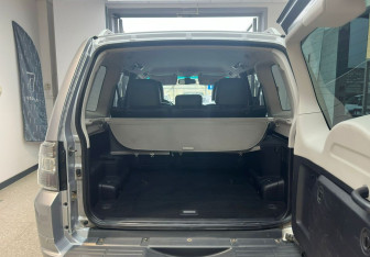 Подержанный автомобиль Mitsubishi Pajero 2011 года (11 фото)