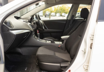 Подержанный автомобиль Mazda Axela Sedan 2012 года (20 фото)