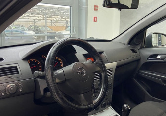 Подержанный автомобиль Opel Astra Hatchback 2011 года (7 фото)