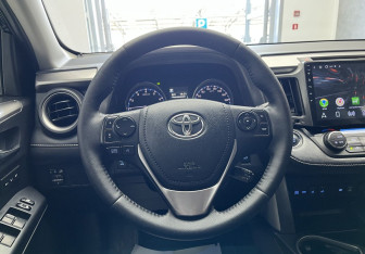 Подержанный автомобиль Toyota RAV4 2017 года (10 фото)
