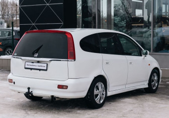 Подержанный автомобиль Honda Stream 2001 года (5 фото)