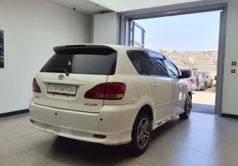 Подержанный автомобиль Toyota Ipsum 2002 года (4 фото)