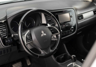 Подержанный автомобиль Mitsubishi Outlander 2013 года (11 фото)