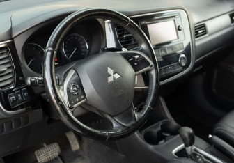 Подержанный автомобиль Mitsubishi Outlander 2012 года (11 фото)