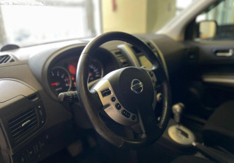 Подержанный автомобиль Nissan X-Trail 2010 года (7 фото)