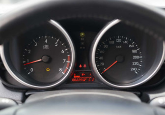 Подержанный автомобиль Mazda 3 Sedan 2009 года (13 фото)
