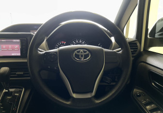 Подержанный автомобиль Toyota Noah Minivan 2017 года (12 фото)