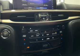Подержанный автомобиль Lexus LX 2017 года (14 фото)