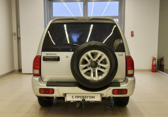 Подержанный автомобиль Suzuki Grand Vitara 2005 года (6 фото)