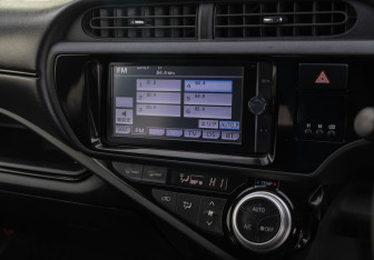 Подержанный автомобиль Toyota Aqua 2016 года (14 фото)