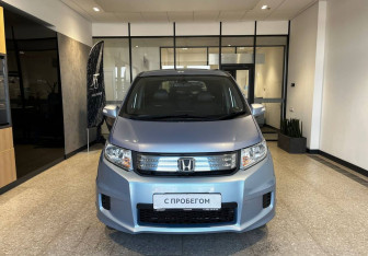 Подержанный автомобиль Honda Freed 2012 года (3 фото)
