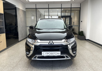 Подержанный автомобиль Mitsubishi Outlander 2021 года (3 фото)
