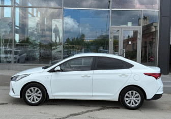 Подержанный автомобиль Hyundai Solaris Sedan 2021 года (2 фото)