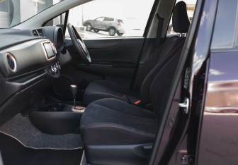 Подержанный автомобиль Toyota Vitz 2013 года (18 фото)