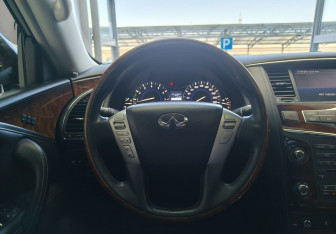 Подержанный автомобиль Infiniti QX80 2016 года (9 фото)