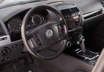 Подержанный автомобиль Volkswagen Touareg 2007 года (11 фото)