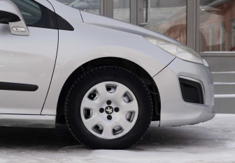 Подержанный автомобиль Peugeot 308 Hatchback 2011 года (9 фото)