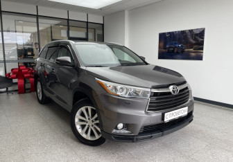 Подержанный автомобиль Toyota Highlander 2014 года (3 фото)