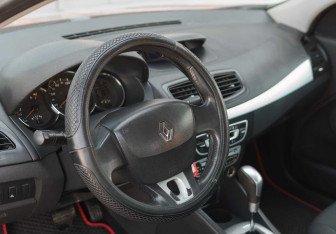 Подержанный автомобиль Renault Fluence 2010 года (11 фото)