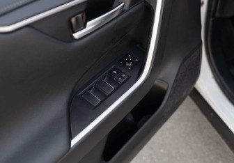 Подержанный автомобиль Toyota RAV4 2020 года (16 фото)
