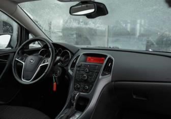 Подержанный автомобиль Opel Astra Sedan 2012 года (10 фото)