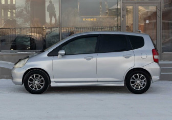 Подержанный автомобиль Honda Fit 2001 года (8 фото)