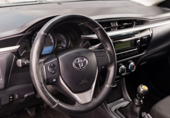 Подержанный автомобиль Toyota Corolla Sedan 2013 года (11 фото)