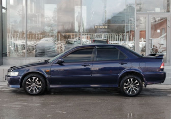 Подержанный автомобиль Honda Accord Sedan 2001 года (8 фото)