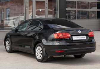 Подержанный автомобиль Volkswagen Jetta Sedan 2014 года (7 фото)