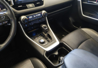 Подержанный автомобиль Toyota RAV4 2021 года (10 фото)