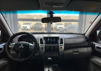 Подержанный автомобиль Mitsubishi Pajero Sport 2010 года (12 фото)