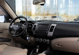 Подержанный автомобиль Mitsubishi Outlander 2008 года (10 фото)