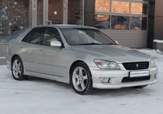 Подержанный автомобиль Toyota Altezza Sedan 2002 года (3 фото)